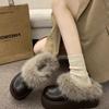 Non-slip cotton shoes are comfortable and piled on one foot, and leather Birkenstock snow boots are worn outside. Women's winter fluffy shoes