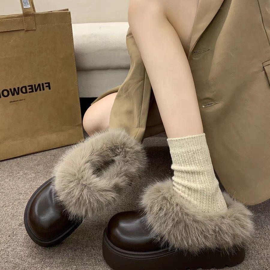 Non-slip cotton shoes are comfortable and piled on one foot, and leather Birkenstock snow boots are worn outside. Women's winter fluffy shoes