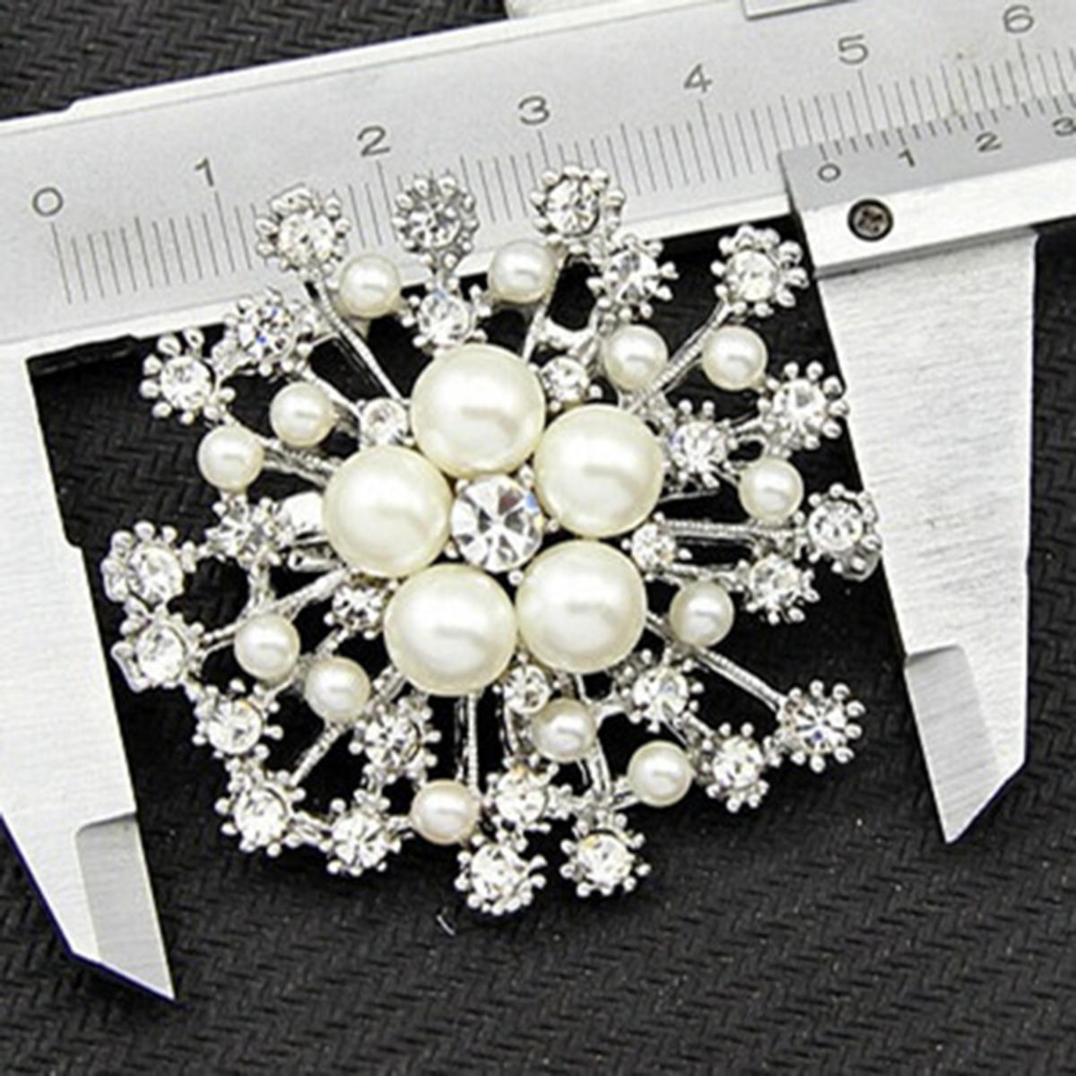 

Exquisite Pearl Crystal Snowflake Brooches For Women Charm Big Pearl Rhinestone Encrusted Brooch Pins Jewelry Accessories one size белый