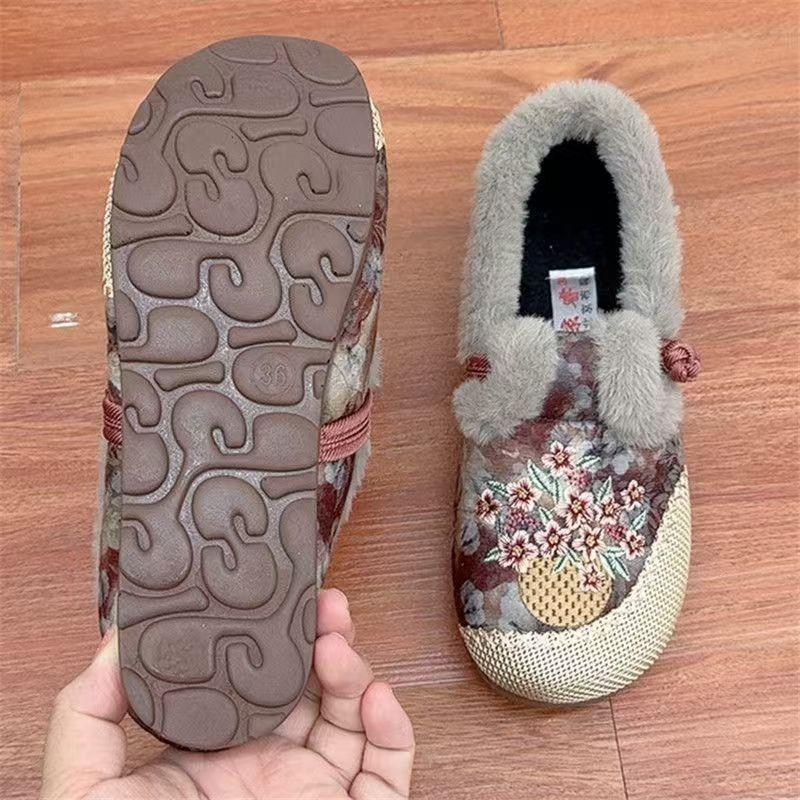 2025 winter new old Beijing cloth shoes women's new Chinese thickened warm mother shoes soft sole velvet embroidered cotton shoes