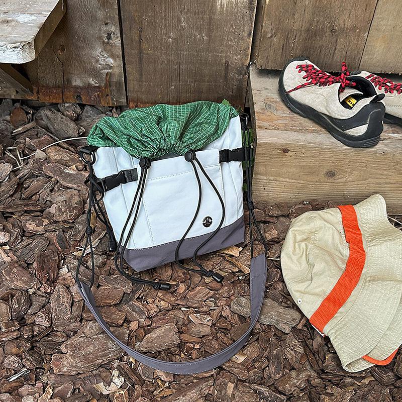 2025 New Mesh Drawstring Color Matching Shoulder Oblique Span Bag for Men and Women Couples Casual and Lightweight Outdoor Sports Small Satchel