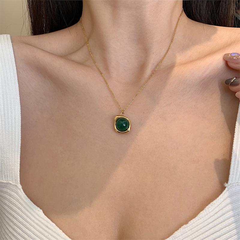 Retro Green Chalcedony Pendant Necklace with Gold-Plated Titanium Steel Chain