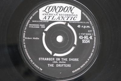 7-tums Skiva DRIFTERS - Stranger On The Shore / What To Do 45HLK9554 LONDON AMERICAN 1962 UK Pop Begagnad