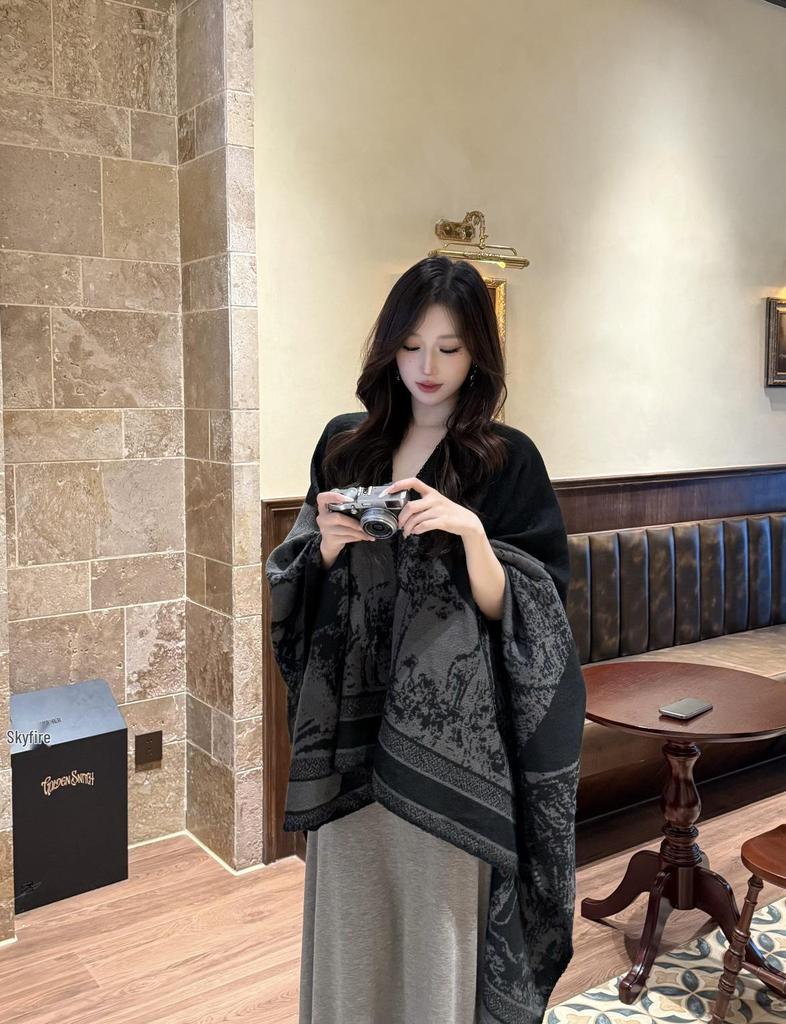 Northwest Xinjiang Women's Autumn/Winter Shawl Cape: Western Sichuan Travel Cloak & Thick Tibetan Scarf