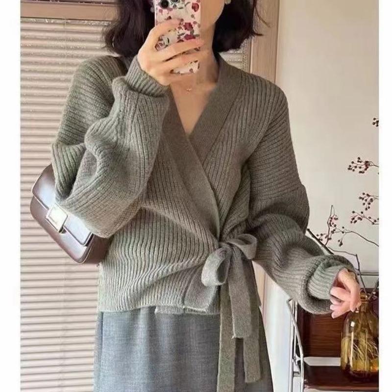 Autumn knitted cardigan jacket women's long sleeved top design niche loose V-neck lazy sweater solid knitted outerwear