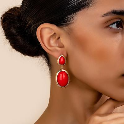 Pár dámských náušnic, červené nepravidelné pryskyřičné visací náušnice, vhodné pro denní nošení a na dovolenou