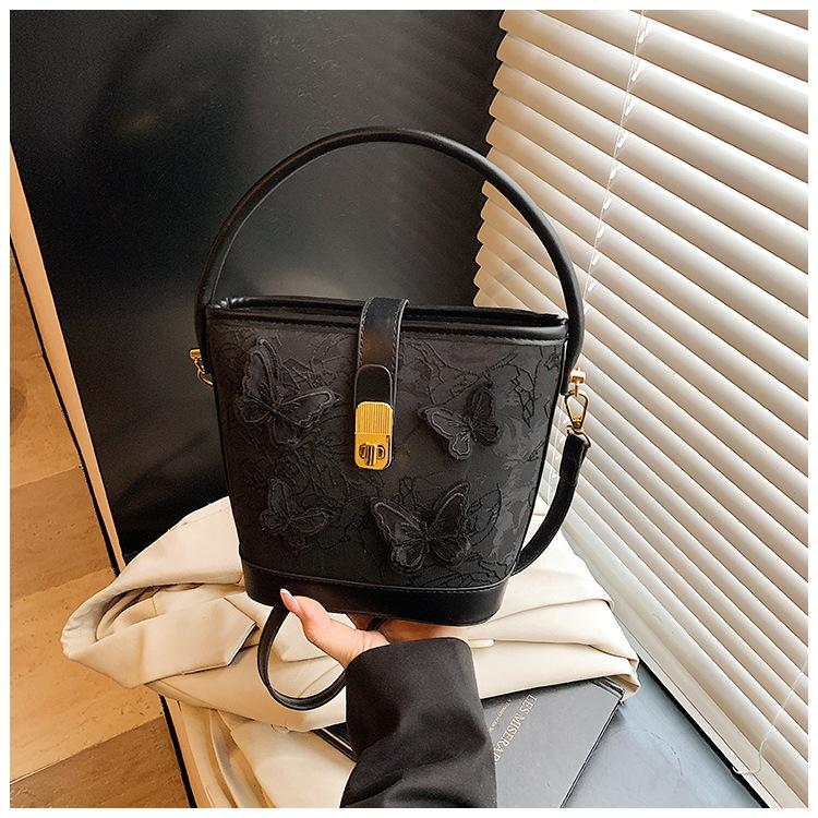 New small bag women 2025 fashion cartoon portable bucket bag versatile texture messenger bag