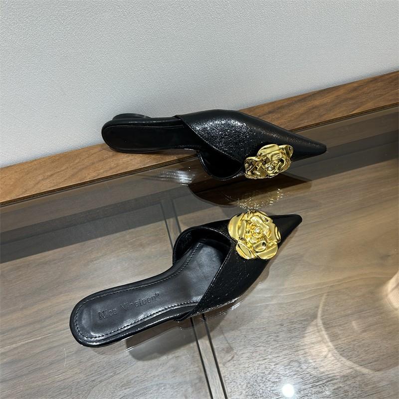 

2024 весна новые тапочки женские модные европейский и американский стиль металлические цветы остроносые полутапочки женские тапочки с плоским дном мешок головы 35 чёрный