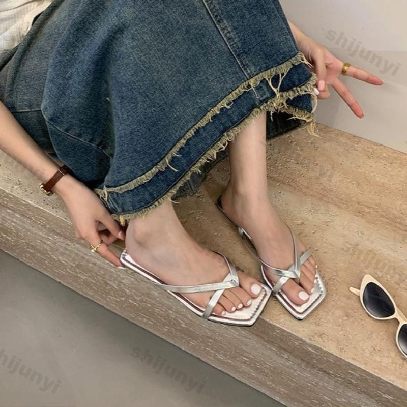 Mode Sommer Damen Hausschuhe 2025 Neue Mode Flache Zehensteg-Flip-Flops Outdoor Casual Rutschfest Strand Hausschuhe Damen Quadratische Zehensandalen