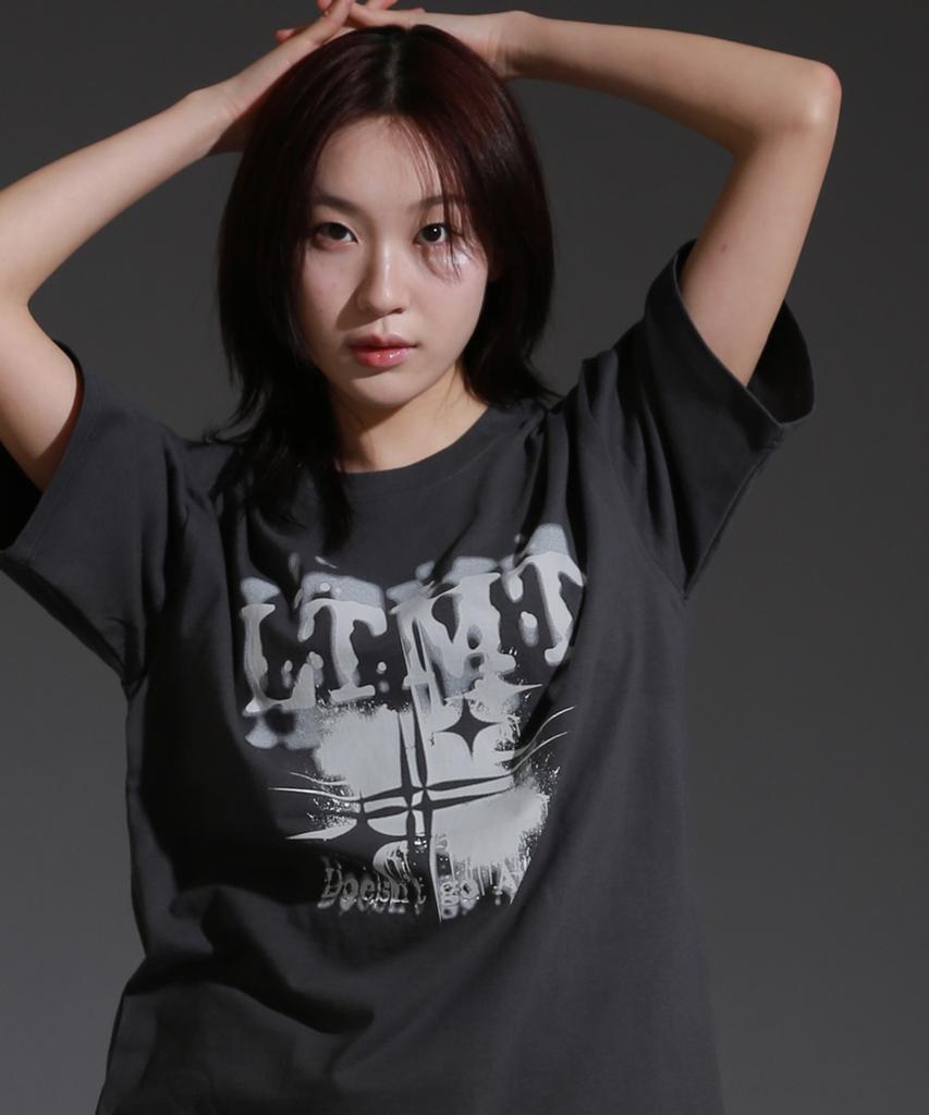 LIKE THE MOST Ltmt Monogram Round Over T-Shirt_Charcoal