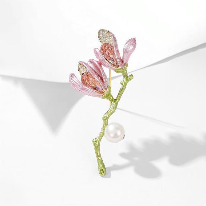 

Retro Magnolia Flower Brooch, High-end Feminine Charm, Pearl Brooch, Exquisite and Sophisticated Flower Crystal Pin рожевий