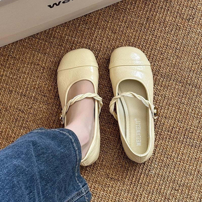 Korean version of super fire round head shallow mouth single shoes women's 2025 spring and summer new French skirt flat Mary Jane small leather shoes