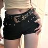 Amerikanisches Spicy Girl Y2K Bodycon Schwarze Denim-Mikro-Shorts mit Nieten-Design, Niedrige Taille Schlankmachender Schnitt