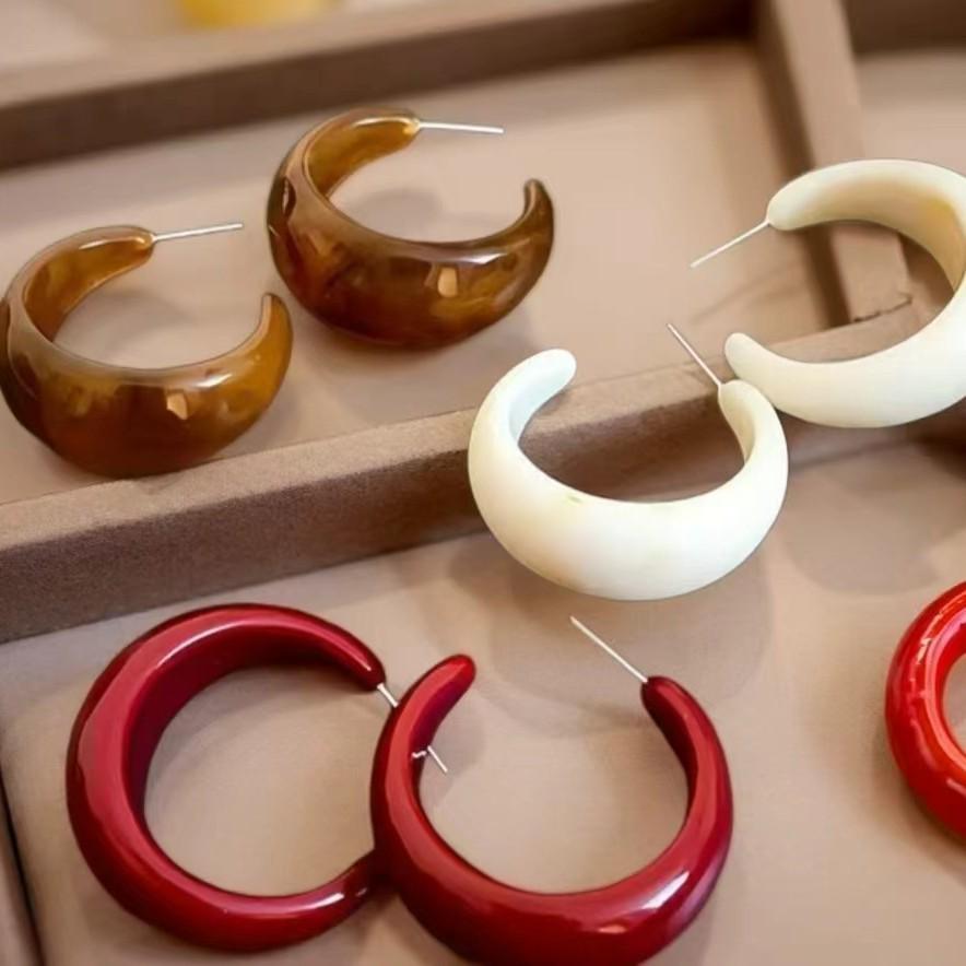 Elegant Retro Hong Kong C-shaped Earrings: Stylish, Simple Studs for a Slimmer Face Look