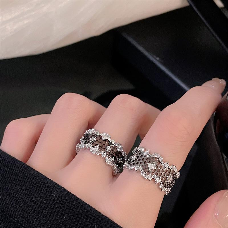 Dark Fengchao Heavy Industry Light Luxury Advanced Sense Color Separation Open Ring Lace Edge Niche Design Sense Personality Ring Female