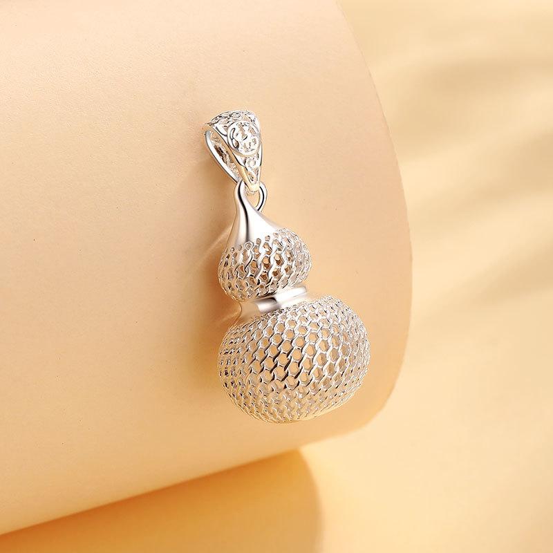 Collier pendentif unique gourde filigranée creuse pour femmes, pendentif héritage de loi ancienne avec le même article polyvalent.