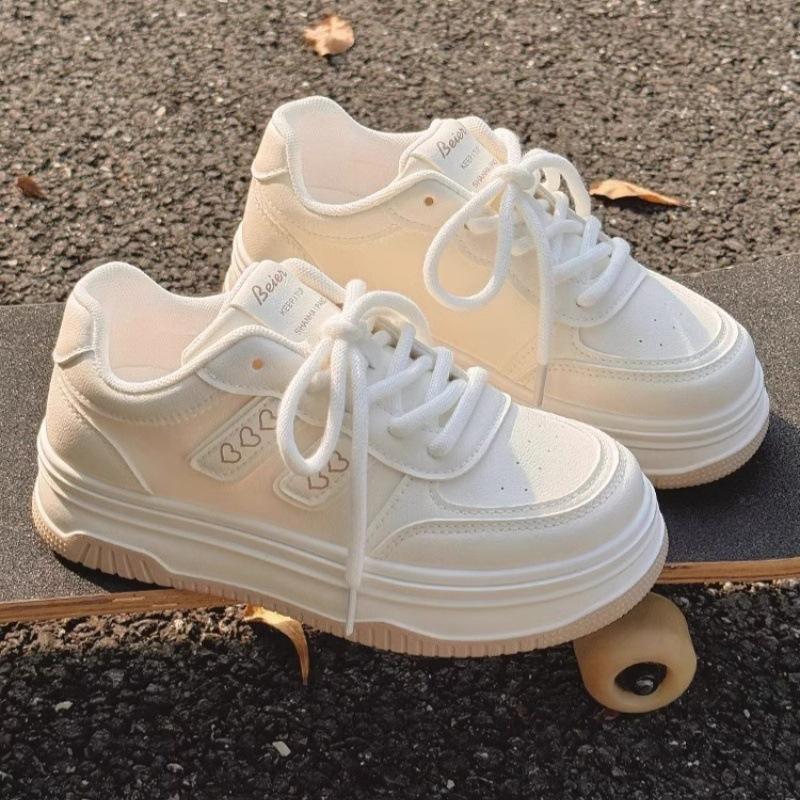 Yueyu vielseitige kleine weiße Schuhe Damen 2025 neuer Frühling nicht müde Füße Mädchen Board Schuhe Nische beliebte Plateau Sportschuhe