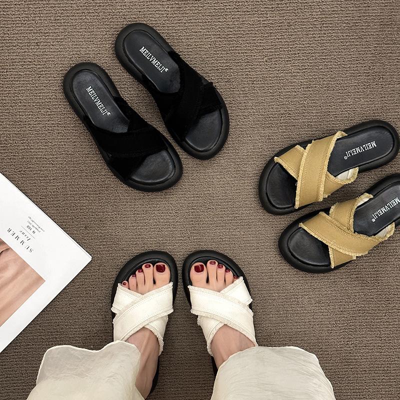 Stepping on shit feeling thick-soled cross slippers women's summer wear 2025 new fashion versatile flat-bottomed casual beach cool slippers