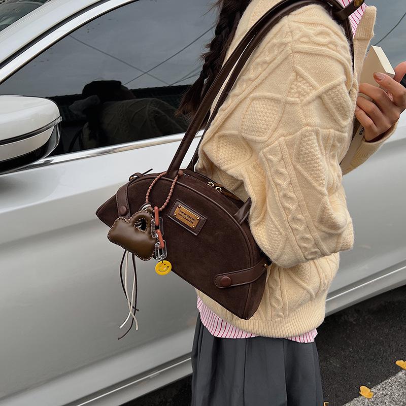 This year's popular Boston bag women's large-capacity 2025 new autumn and winter retro shoulder underarm commuter pillow bag