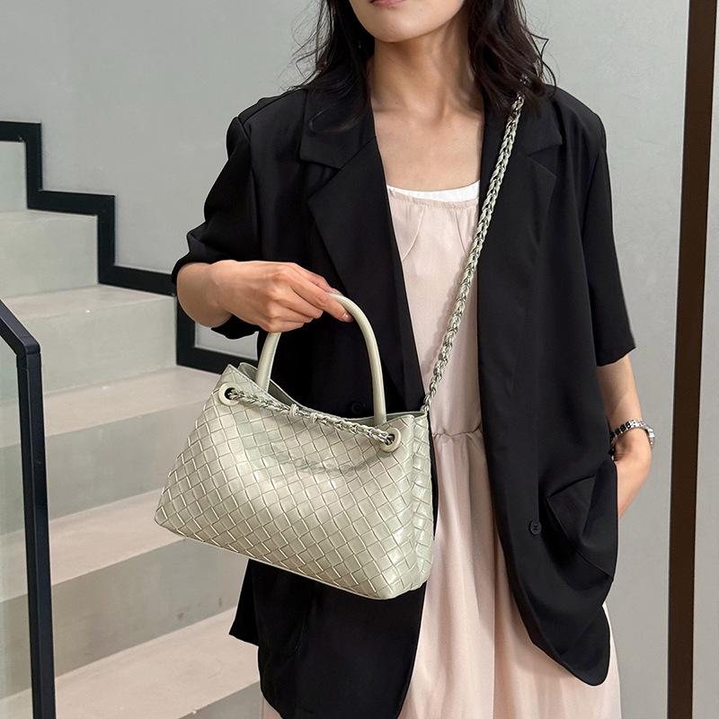 2026 Fashionable Woven Texture Bucket Handbag: High-End Chain Shoulder & Crossbody Versatile Commuter Bag