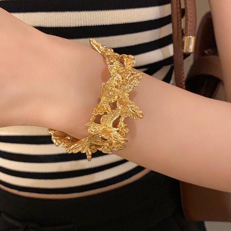 Elegant Pleated Metal Butterfly Flower Bangle: High-End Luxury Statement Bracelet for Women