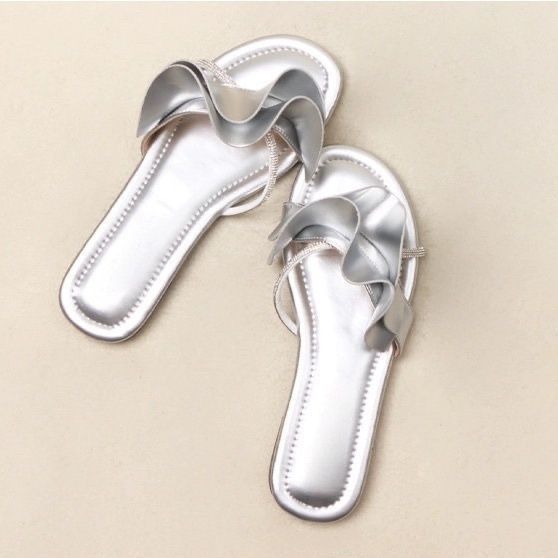 

Flat-bottomed beach vacation one-word pleated slippers Internet celebrity popular summer flat-bottomed ruffle edge fairy wind slippers 43