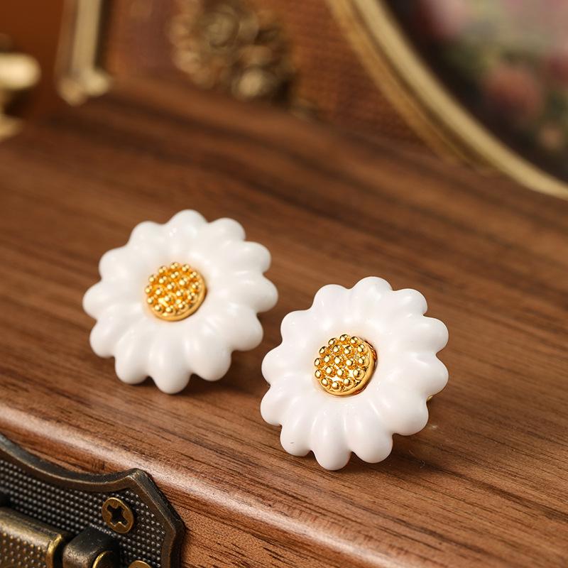 Women's Light Luxury Design Elegant Drop Oil Daisy Flower Earrings Fashionable And Versatile Niche Design Earrings