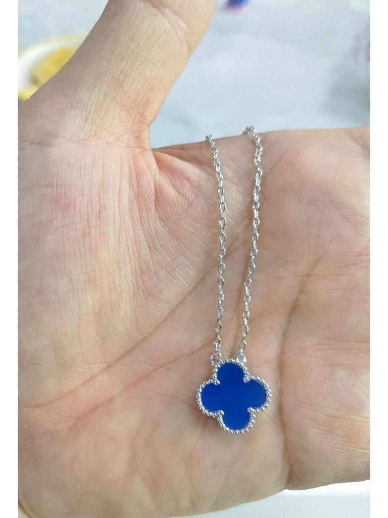 Halskette mit vierblättrigem Kleeblatt, 18 Karat vergoldet, mit Anhänger aus rosenrotem Chalcedon, Achat und weißem Muschelkern für Damen