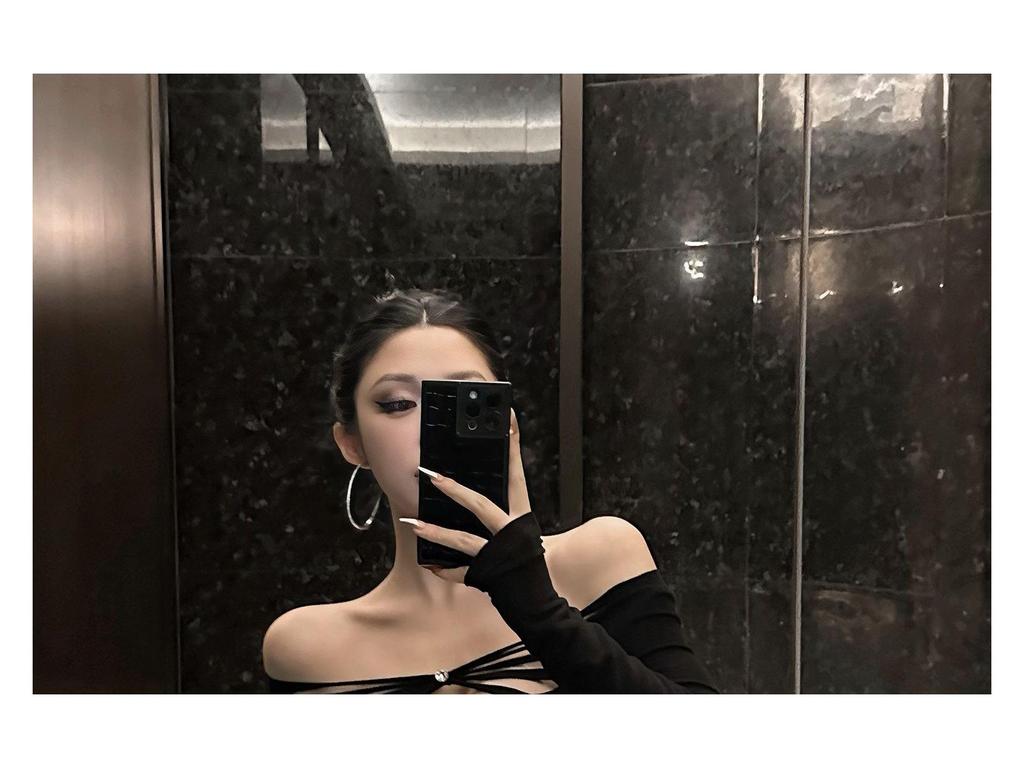 Women's Black Off-the-Shoulder Hollow Long-Sleeve Slim-Fit T-Shirt: Spicy Style, Winter Inner Wear & Waist-Cinching Base Layer.