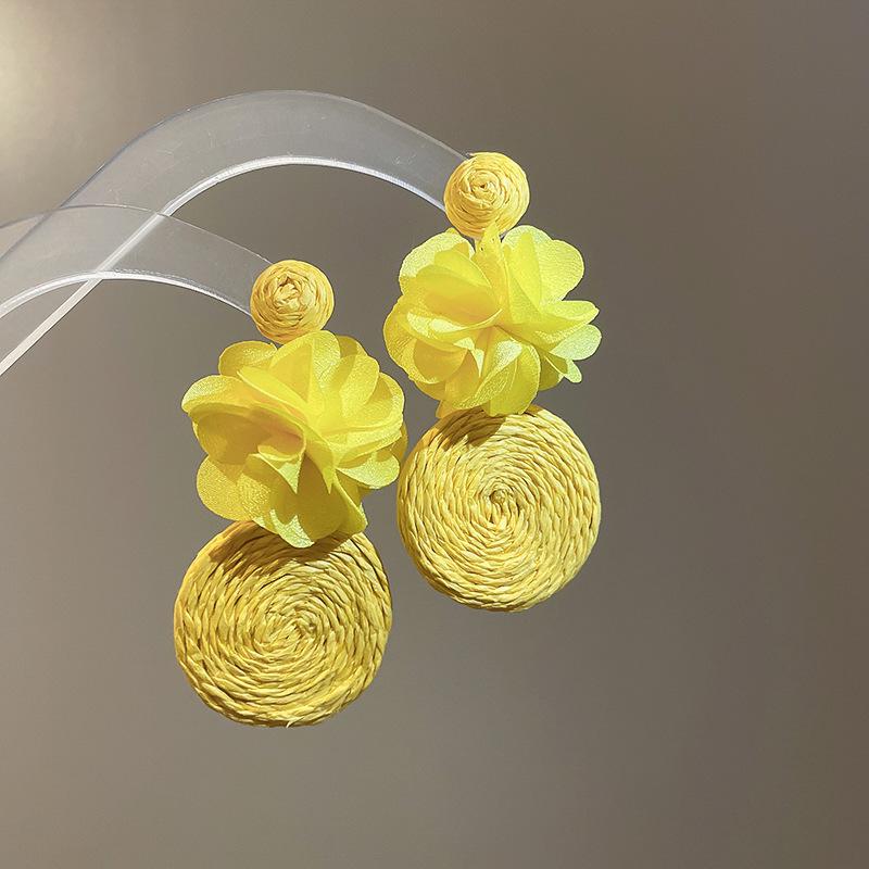 Żółte Świeże Kwiatowe Kolczyki Koła z Motylem dla Kobiet - Proste, Wszechstronne i Modne Geometryczne Wzornictwo.