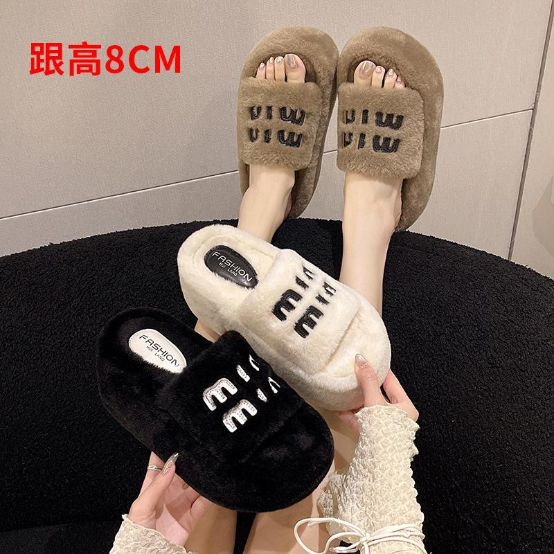 8 cm dicksohlige flauschige Hausschuhe Damen Oberbekleidung 2025 Herbst und Winter neue Mode flauschige Farbabstimmung Ein-Wort Baumwollhausschuhe