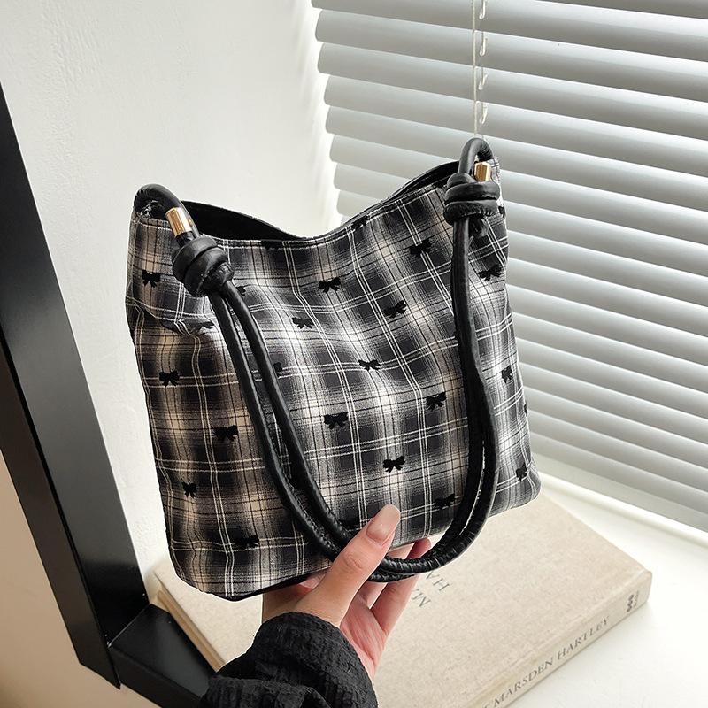 

Retro trend tote bag niche design polka dot plaid women s bag new simple personality messenger bag 25*20*9cm