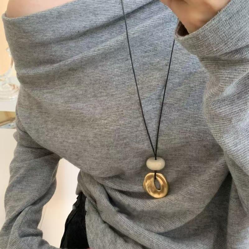 Stylish Bow Ballet Shoe Pendant Necklace for Women – Long Pull-String Sweater Chain Accessory