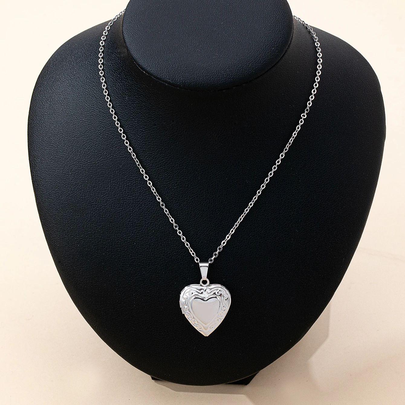 

A Heart-Shaped Necklace, Cute, Elegant, Simple and Fashionable