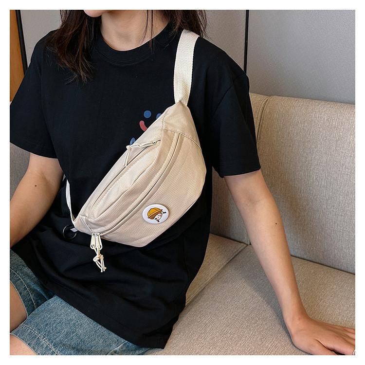 

Стильная холщовая сумка через плечо для женщин в мягком бежевом и модных цветах для повседневного использования. OffWhite