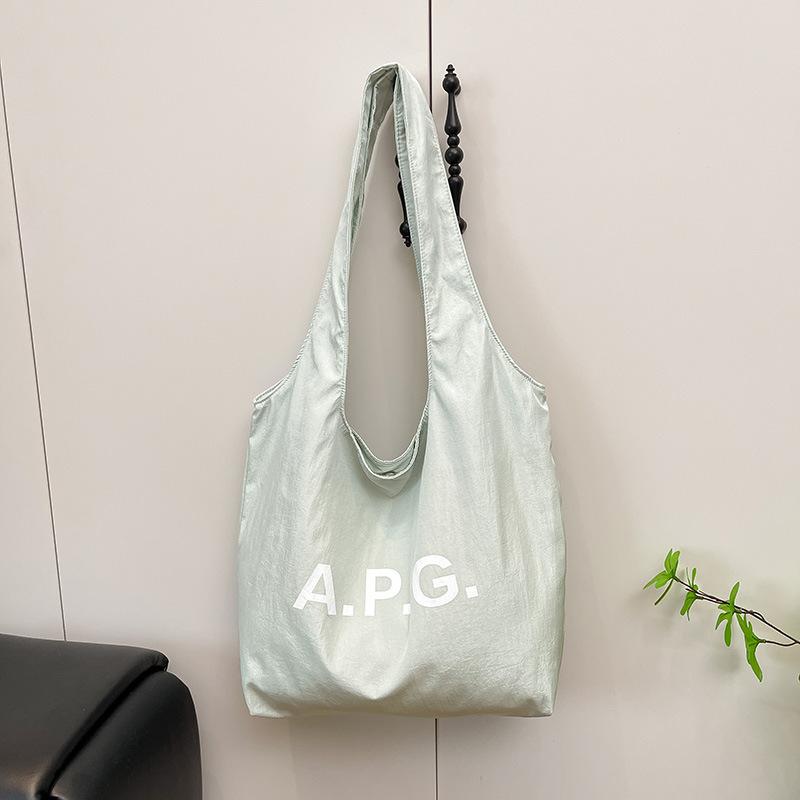Корейский нишевый дизайн персонализированная сумка-тоут женская 2025 для ежедневных поездок большая вместимость модная сумка на плечо ручная сумка