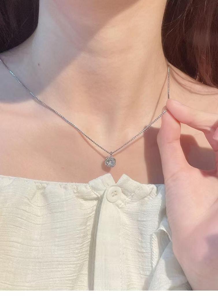 Nickel Silver-Plated Gold Sugar Cube Pendant Necklace for Women: Elegant, Simple, Versatile Luxury.
