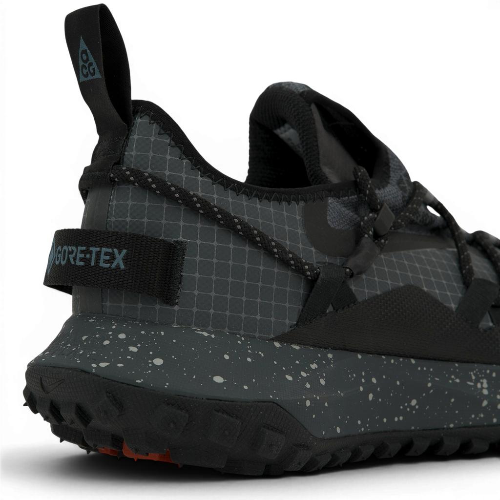 Nike ACG Mountain Fly Low GORE-TEX Μαύρο Σκούρο Γκρι Unisex Αθλητικά Παπούτσια Καπνισμένο Μπλε Λυκόγκριζο Πικάντικο Κόκκινο IB7328-002