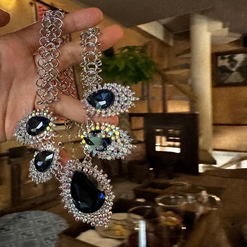 Retro Vintage Rhinestone Geometric Water Drop Necklace: Luxurious, High-End Clavicle Chain with Individualistic, Fashionable Design for Women