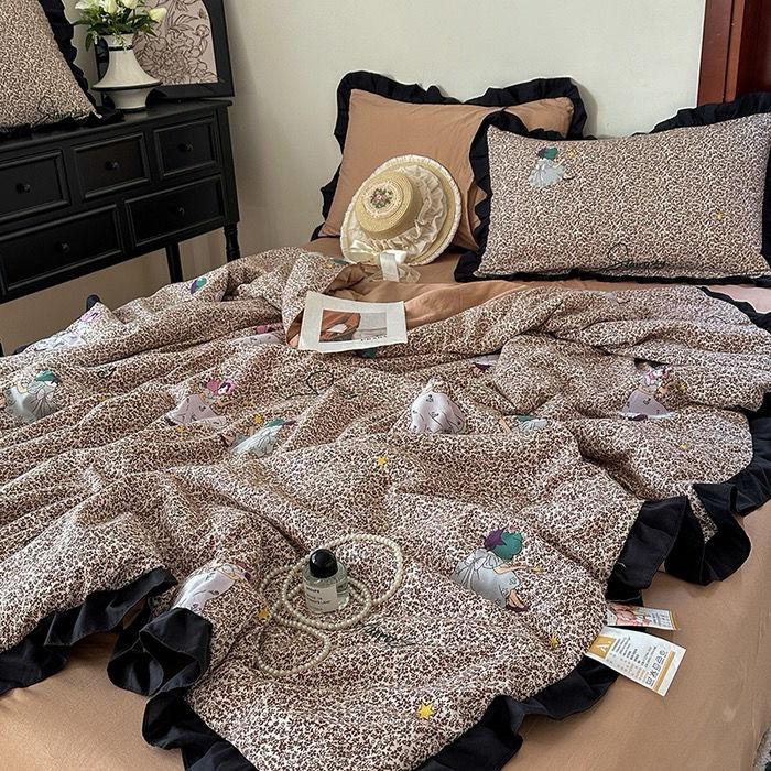 

Летнее прохладное одеяло Набор из четырех предметов Стираемый Вязаный Двухслойный Машинная стирка Кондиционирование Ретро оборки Односпальное одеяло 150x200cm