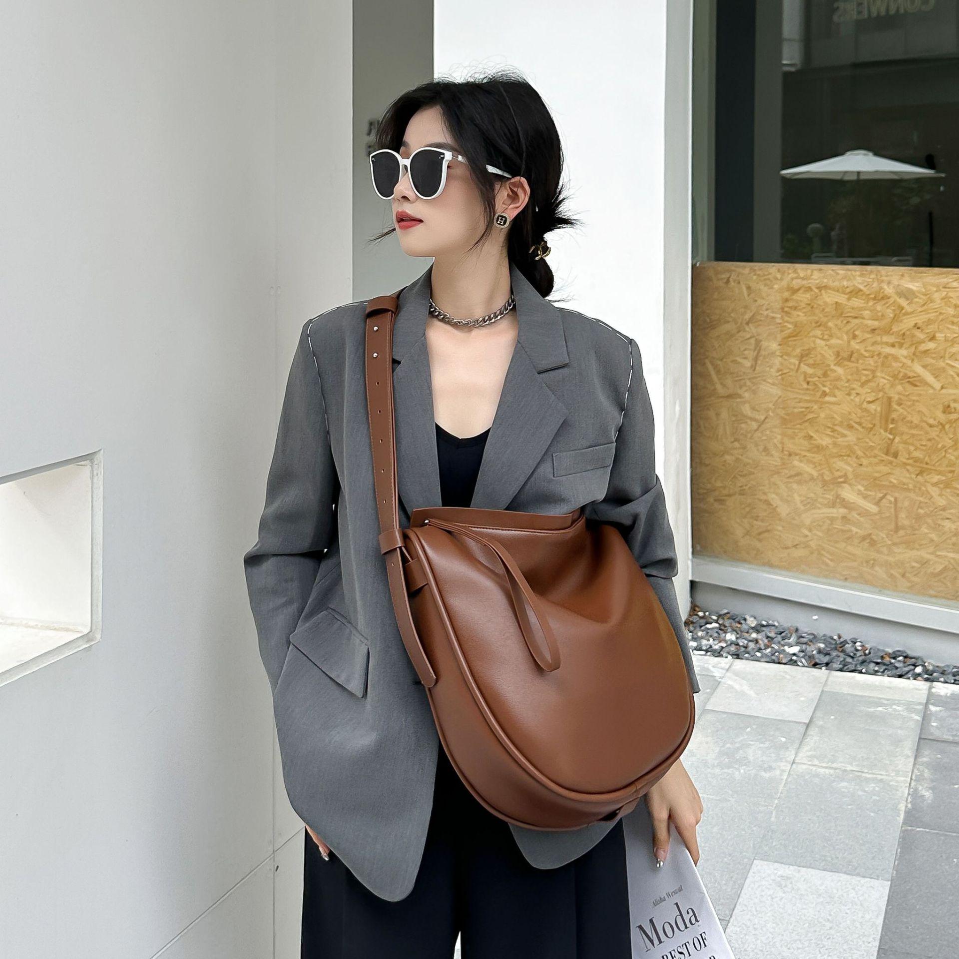 

Women s Extra-Large Genuine Leather Crossbody Bag - Spring/Summer Casual High-End Design чорний