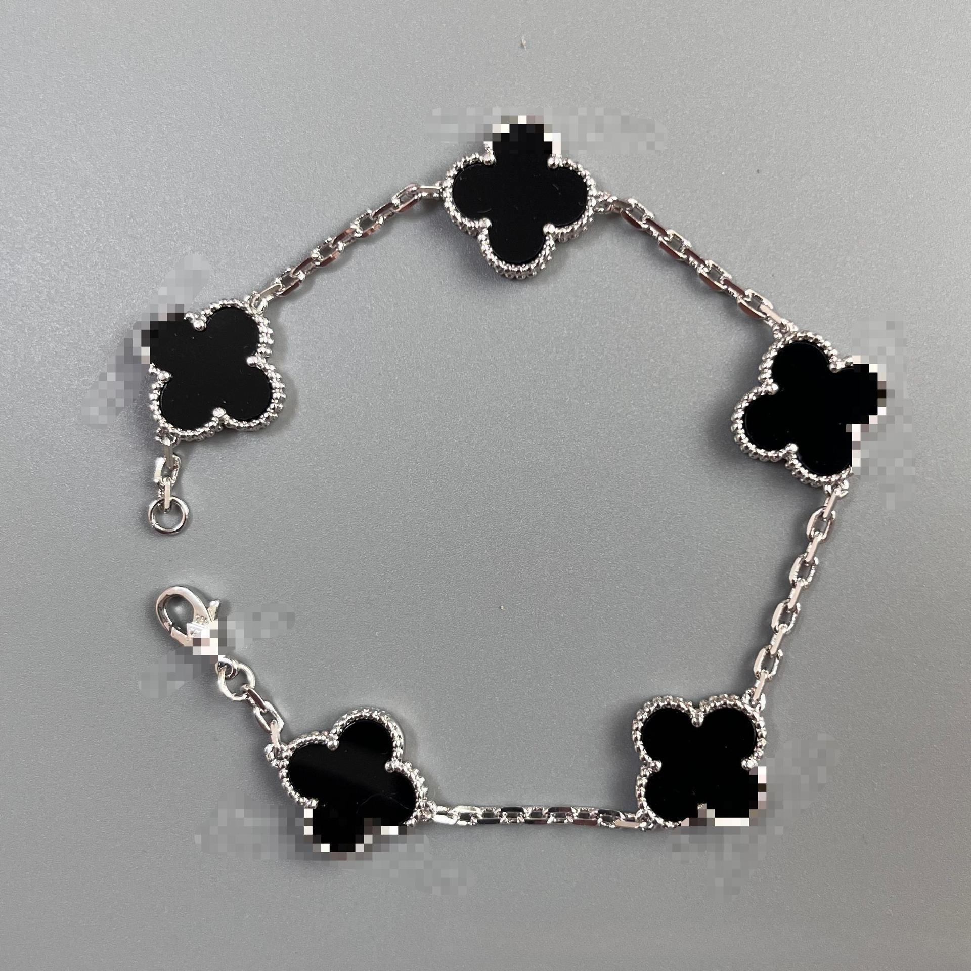 

Женский браслет из 18-каратного золота с двухсторонним перламутром в виде четырехлистного клевера чёрный