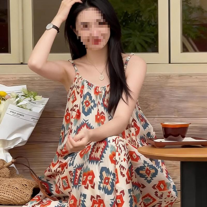 Elegantes französisches Sommerkleid mit Blumenmuster und Spaghettiträgern für Damen