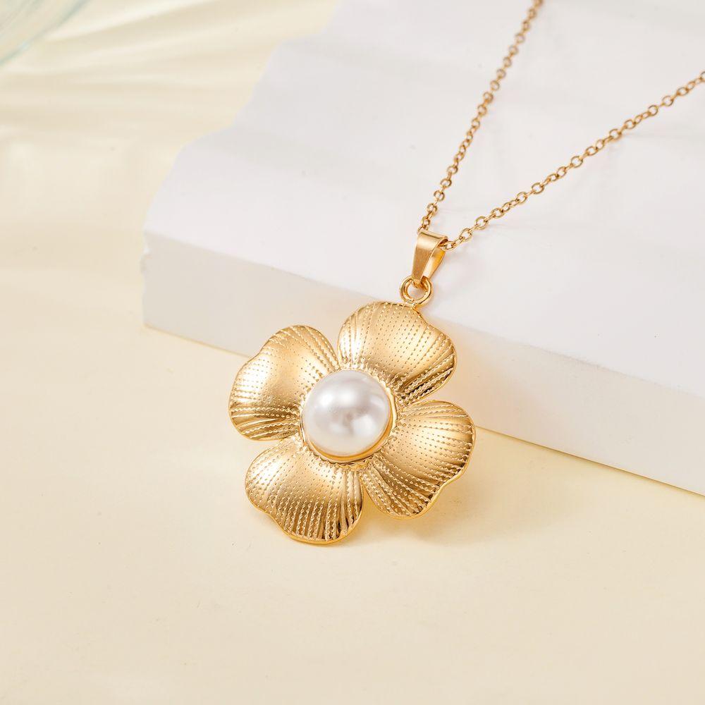 TOHM Fashion Jewelry Stainless Steel Necklace with Pearl,elegantl Flower Clavicle Chain for Women Non-fading Plated with Gold