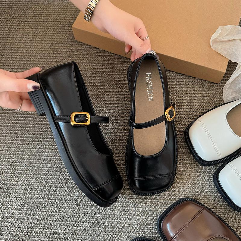 Hnědé japonské malé kožené boty Mary Jane dámské léto 2025 nové Xiaoxiangfeng s měkkou podrážkou mělká ústa jednoslovné páskové jednobotky