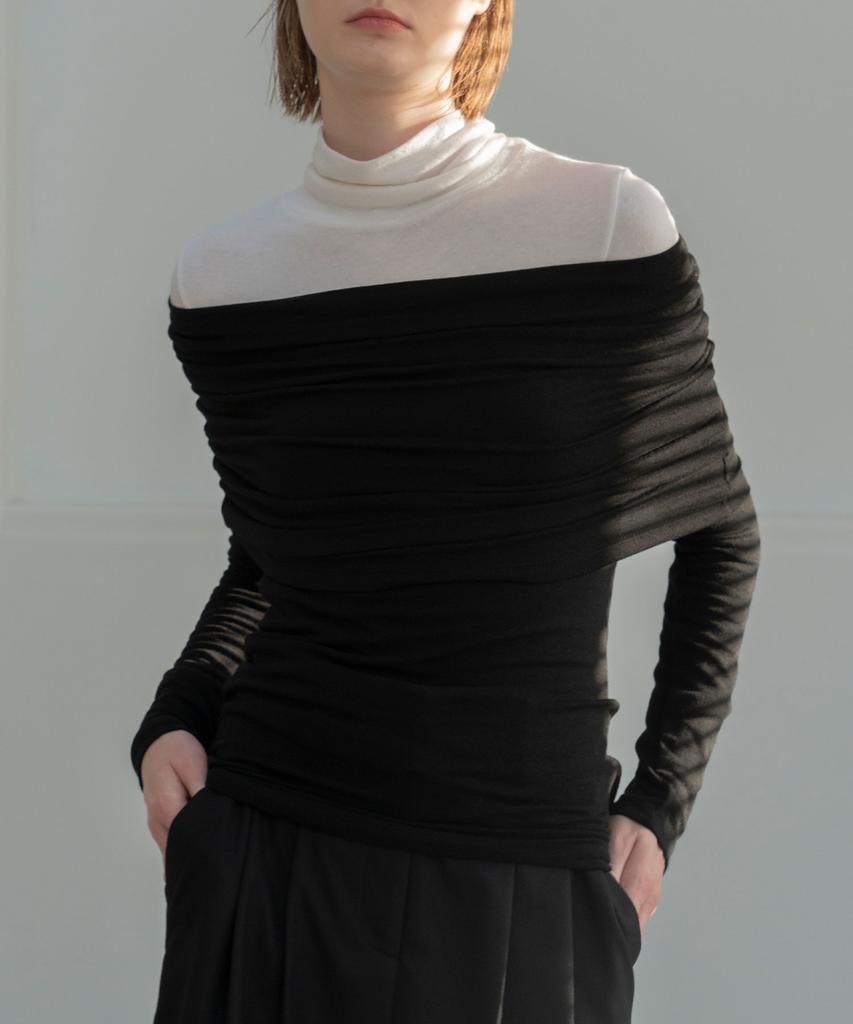 Mosyupamosyu Chris Off-Shoulder T-Shirt [Black]