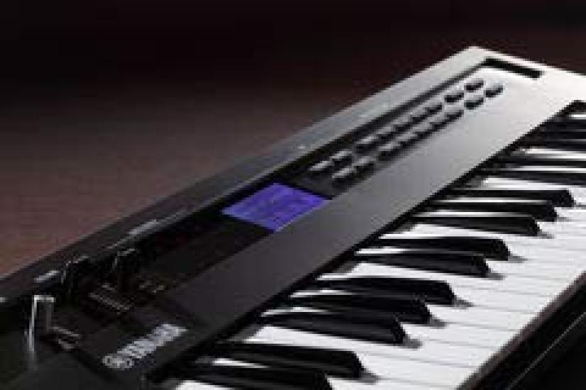 The Yamaha reface DX synthesizer features a sound engine with a focus on sound battery and compatibility with the Cubase LE music production