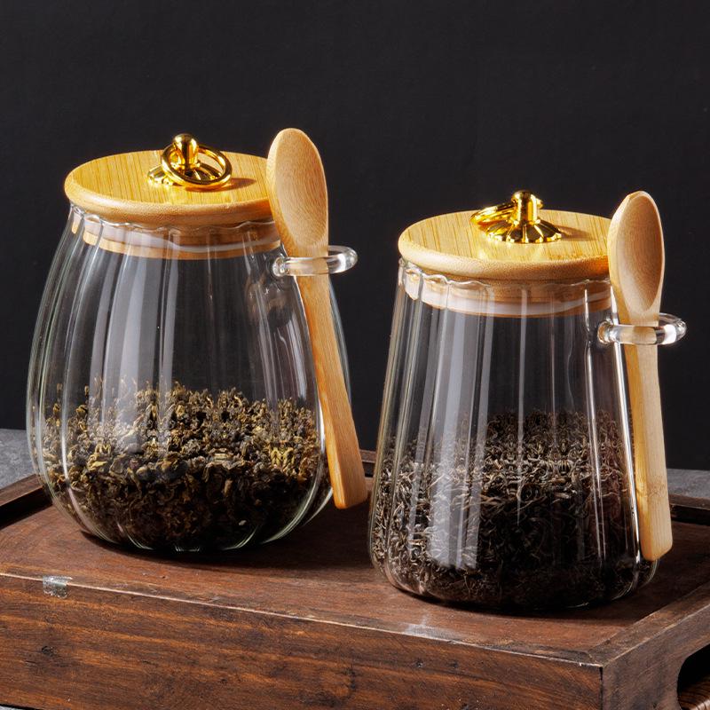 

Стеклянная банка в форме лепестка с полосками для закусок, чая, меда, кофейных зерен и многого другого.