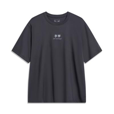 LiNing Seria Lifestyle Sportowy Koszulka Unisex z Okrągłym Dekoltem i Krótkim Rękawem z Nadrukiem Logo Liter Czarno-Sosnowo-Szary AHSU793-4