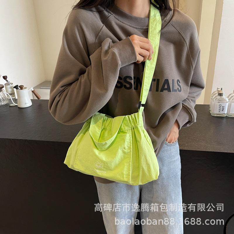 

Жіноча жіноча сумка 2024 Новий іноземний стиль Легка сумка-відро Корейська версія Проста сумка через плече Універсальна сумка-месенджер зелений